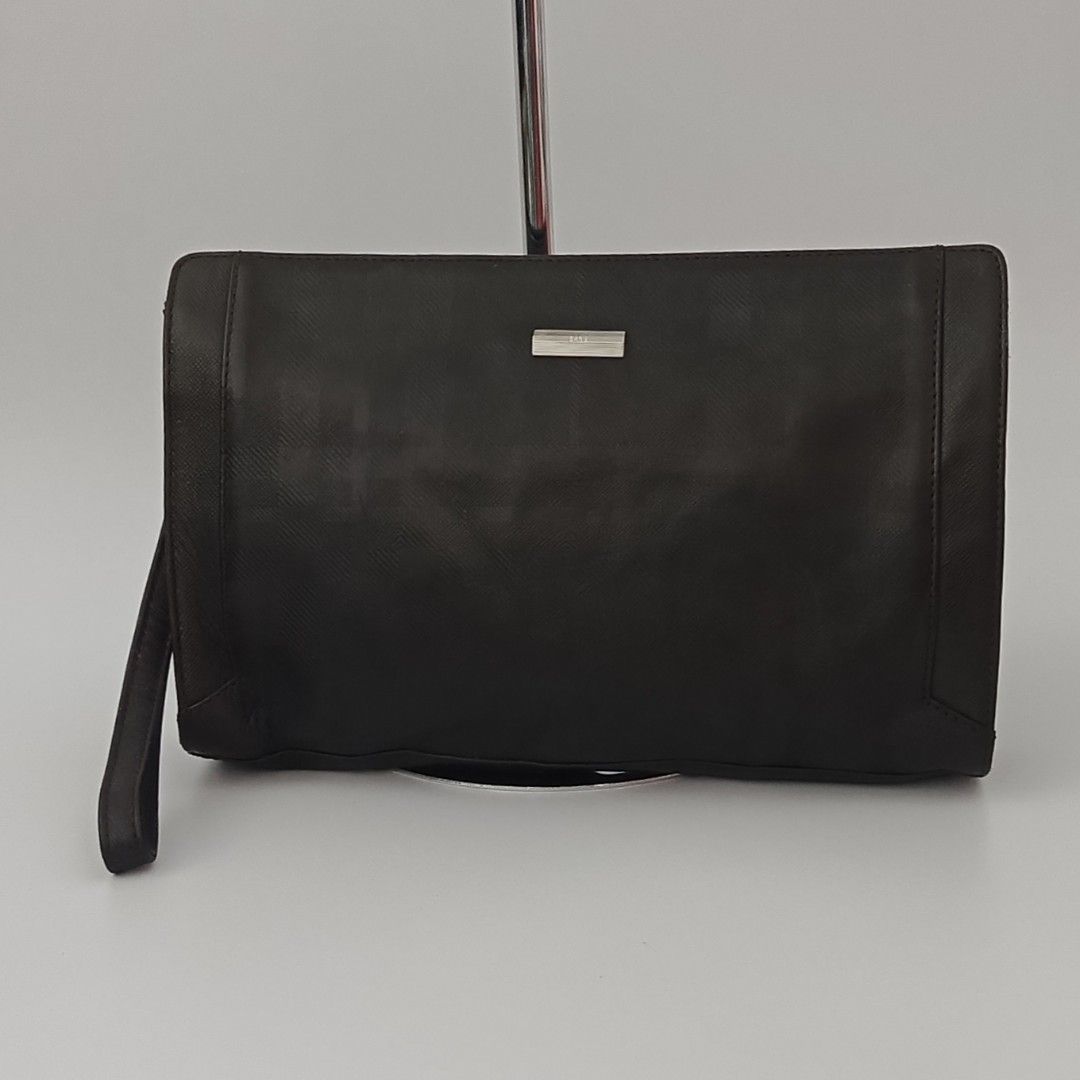 Authentic DAKS London Clutch (Category: Belt bags, Clutches and Pouches) located in Kapalong. Submitted by ukaybagscurator (Listing ID 1470983210, Image 1). Description: .