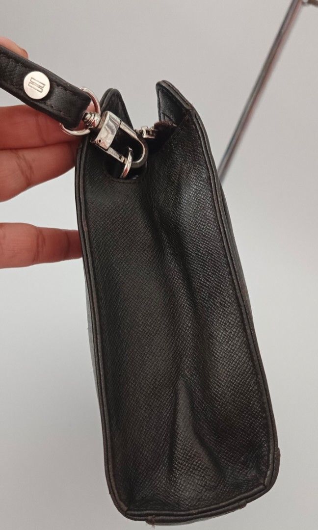 Authentic DAKS London Clutch (Category: Belt bags, Clutches and Pouches) located in Kapalong. Submitted by ukaybagscurator (Listing ID 1470983210, Image 3). Description: .