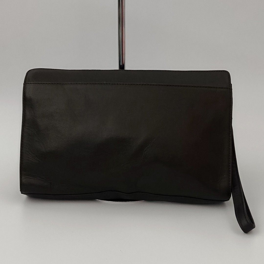 Authentic DAKS London Clutch (Category: Belt bags, Clutches and Pouches) located in Kapalong. Submitted by ukaybagscurator (Listing ID 1470983210, Image 2). Description: .