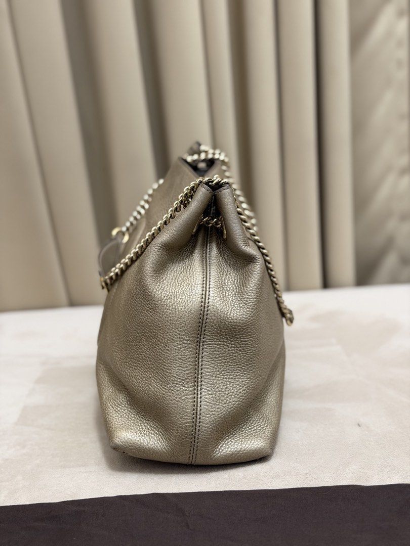 Authentic Gucci Soho Medium Metallic Chain Tote (Category: Shoulder Bags) located in Manila. Submitted by maria_2326 (Listing ID 1471082325, Image 3). Description: 💯% Authentic W/dust bag, booklet, tag price, leather swatch Location: Manila/QC.