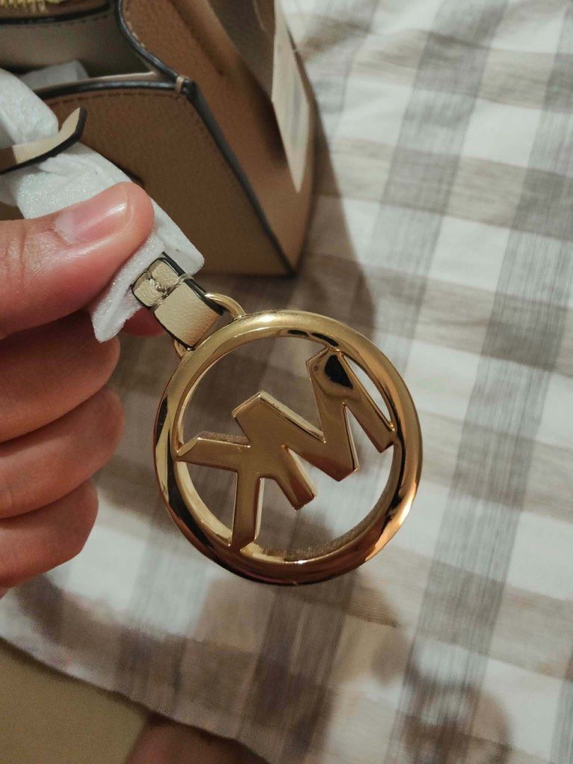 Authentic Michael Kors Bag (Category: Shoulder Bags) located in Cavite. Submitted by ja.999 (Listing ID 1471043093, Image 2). Description: 👉🏻 Authentic 👉🏻 Bought in Australia 👉🏻 Not used, still with protective wrap and price tag (see photo) .