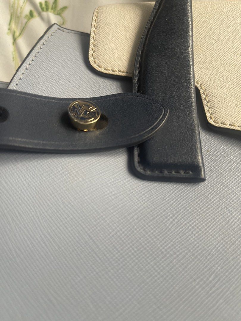 Authentic mk crossbody/handbag (Category: Cross-body Bags) located in San Fernando. Submitted by kristineg21543 (Listing ID 1471003455, Image 3). Description: Decluttering.like new condition the only flaw is may konting crack sa loob kasi di ko na kasi nagagamit check photos.other than that bagong bago pa.May kasama siyang dalawang strap..