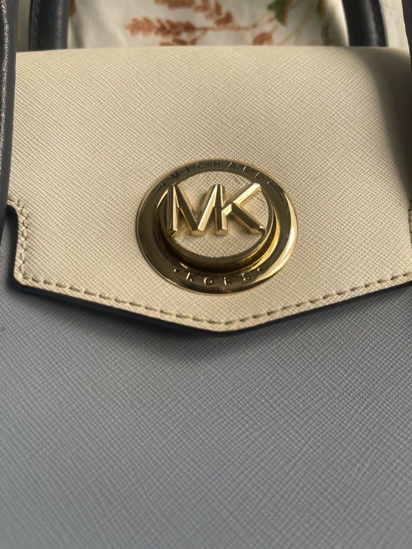 Authentic mk crossbody/handbag (Category: Cross-body Bags) located in San Fernando. Submitted by kristineg21543 (Listing ID 1471003455, Image 2). Description: Decluttering.like new condition the only flaw is may konting crack sa loob kasi di ko na kasi nagagamit check photos.other than that bagong bago pa.May kasama siyang dalawang strap..
