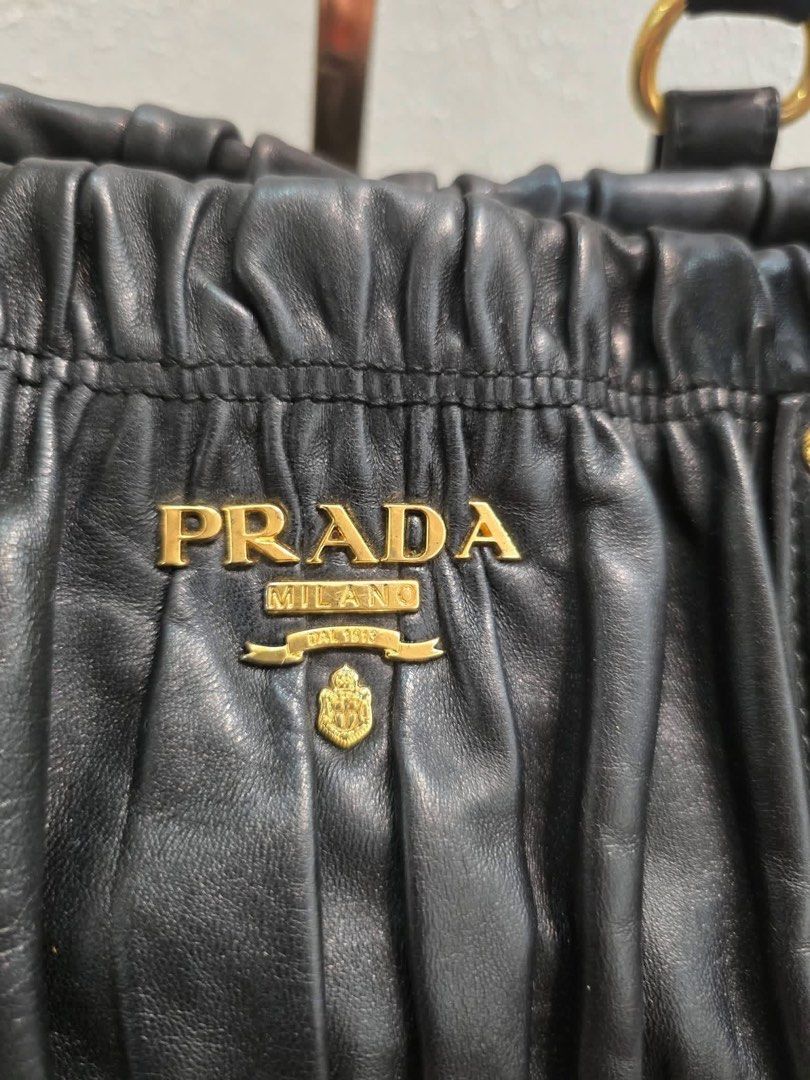 💯Authentic Prada Gaufre (Category: Luxury Bags & Wallets) located in General Santos City (Dadiangas). Submitted by braverabbit.67 (Listing ID 1470970191, Image 3). Description: Ka mga gwapa bah !!😳😱😱 Take note in excellent condition ang mga yan🙏🏼💪🏻💯💯💯 Unahan lang mga madam ko🥰 bigay Ko na sa 🅿️40,500 ship na po 🛫 What you see is what you get! ~in excellent condition medium 📌Money back Guarantee.