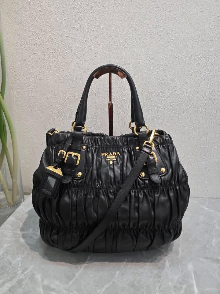💯Authentic Prada Gaufre (Category: Luxury Bags & Wallets) located in General Santos City (Dadiangas). Submitted by braverabbit.67 (Listing ID 1470970191, Image 2). Description: Ka mga gwapa bah !!😳😱😱 Take note in excellent condition ang mga yan🙏🏼💪🏻💯💯💯 Unahan lang mga madam ko🥰 bigay Ko na sa 🅿️40,500 ship na po 🛫 What you see is what you get! ~in excellent condition medium 📌Money back Guarantee.