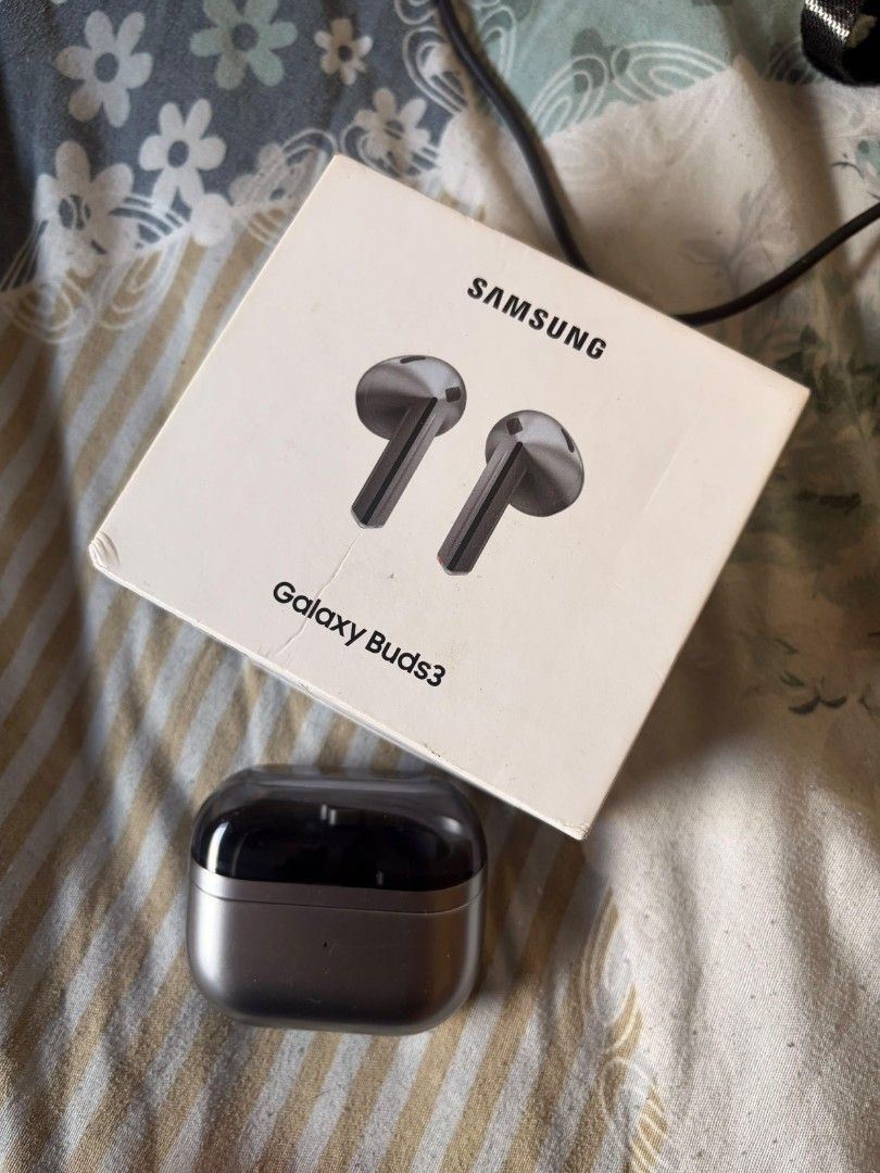 Authentic Samsung Galaxy Buds3 Charging Case ONLY (Silver) (Category: Earphones) located in Quezon City. Submitted by ca.thrift.thy (Listing ID 1470996377, Image 1). Description: Selling an original OEM Samsung Galaxy Buds3 Charging Case in Silver. ​Condition: Pre-owned, fully functional, and charges properly. ​Inclusions: Original Samsung Galaxy Buds3 Charging Case & Box only. ​Note: No earbuds and no charging cable/brick included. Uses a standa