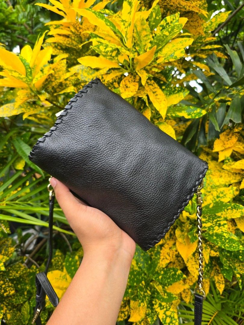 Authentic Tory Burch . no issue like new pa . (Category: Cross-body Bags) located in Ozamiz City. Submitted by mrs.vaughn (Listing ID 1471030066, Image 2). Description: free shipping.