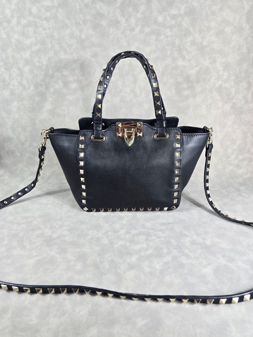 Authentic Valentino Rockstud Mini Tote Bag (Category: Luxury Bags & Wallets) located in Makati City. Submitted by luxchelry (Listing ID 1471060191, Image 2). Description: Rockstud Mini Tote Bag ♦️Comes with strap, dustbag and paperbag ♦️9.5/10 ♦️Any discoloration is due to lighting only. ✨️P21000✨️ 📍Makati We accept payments thru BDO, BPI and PAYPAL. We can ship thru Grab, Lalamove, LBC and JRS Express. All items are 100% authentic. We offer mon