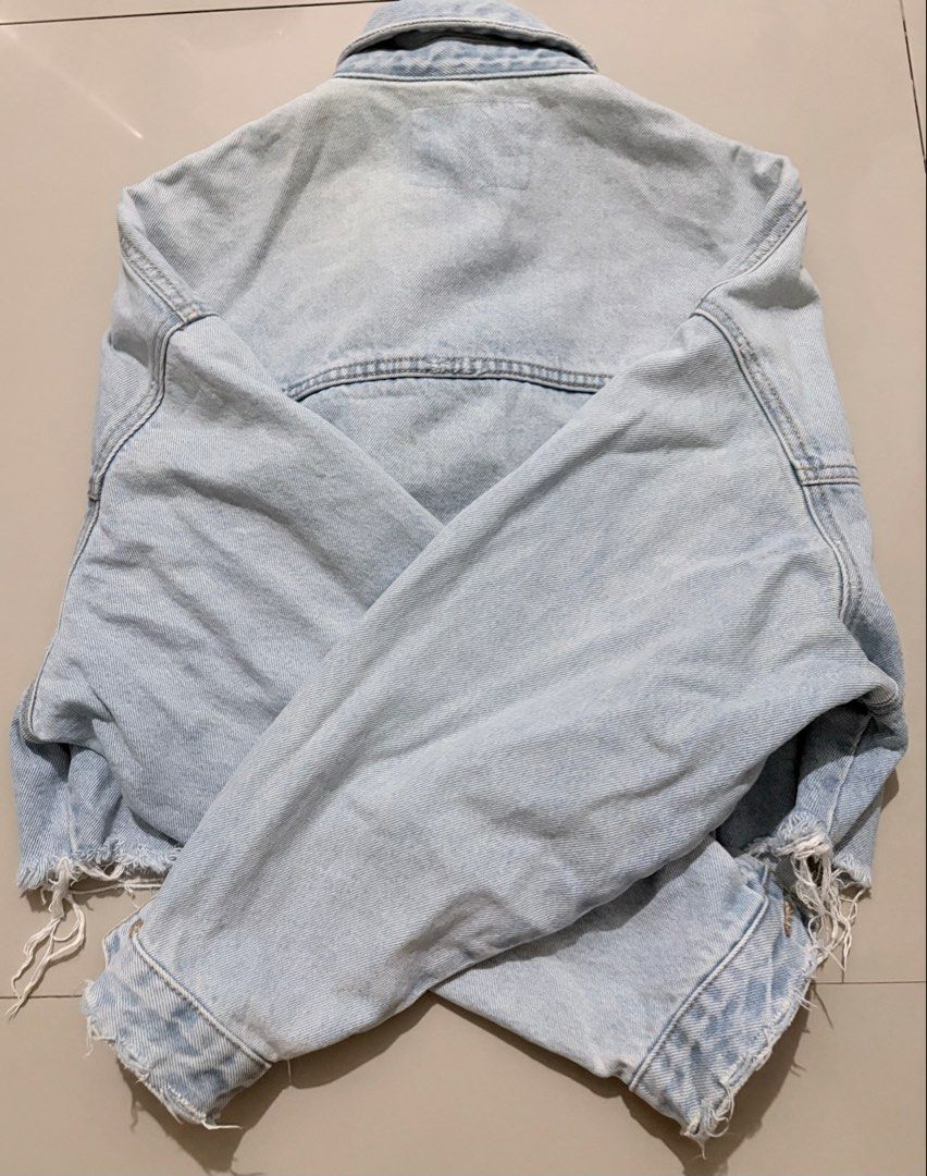 110. Authentic ZARA TRF Cropped Light Wash Denim Jacket (Category: Coats, Jackets and Outerwear) located in Manila. Submitted by athenabrave (Listing ID 1470983794, Image 2). Description: Brand: Zara (Authentic Denim by TRF) Size: Medium to Large Color: Light Wash Blue / Bleach Wash Description: Up for grabs is this trendy, aesthetic Zara TRF cropped denim jacket. It comes in a beautiful light wash finish with silver-toned hardware, dual chest po