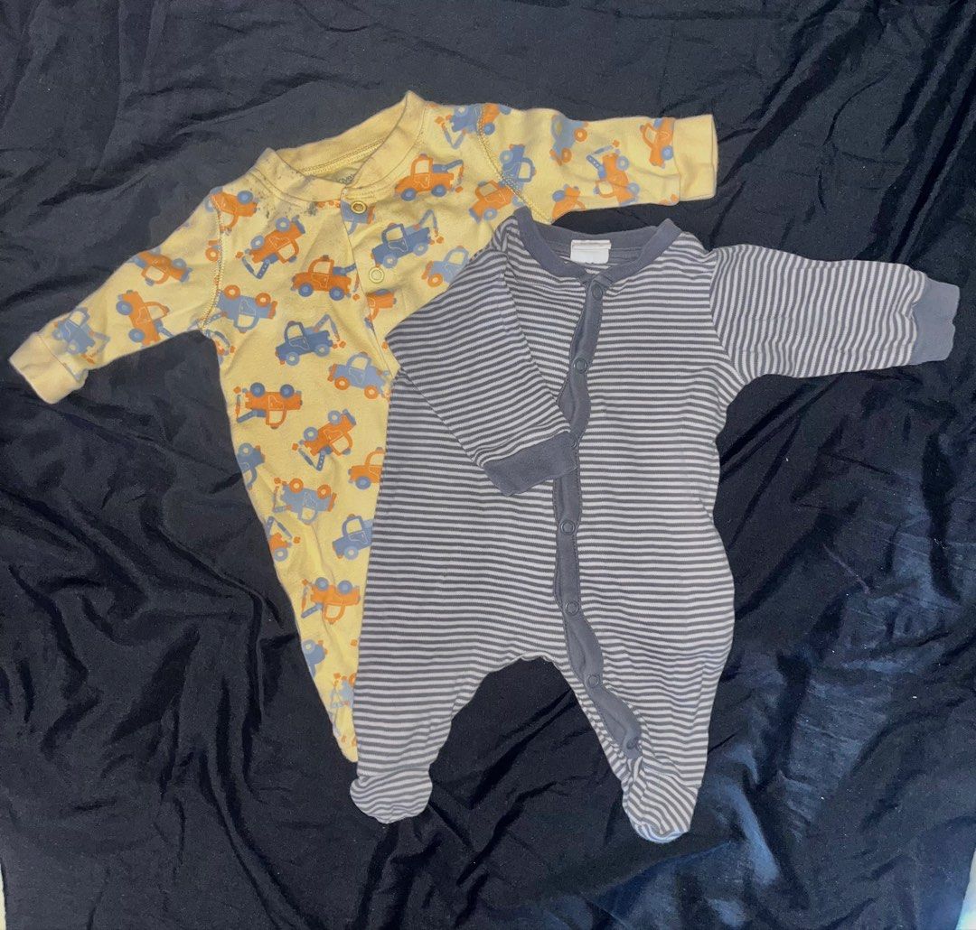 Baby boy frogsuits 0-3mos (Category: Babies & Kids Fashion) located in Quezon City. Submitted by bimbohazeee (Listing ID 1470946410, Image 3). Description: FOR TAKEALL!! Frogsuits, all branded twice lang nagamit mga yan with free 2 barubaruan, all in good condition price nego if sure buyer rfs: outgrown na ni LO frogsuits QC area.