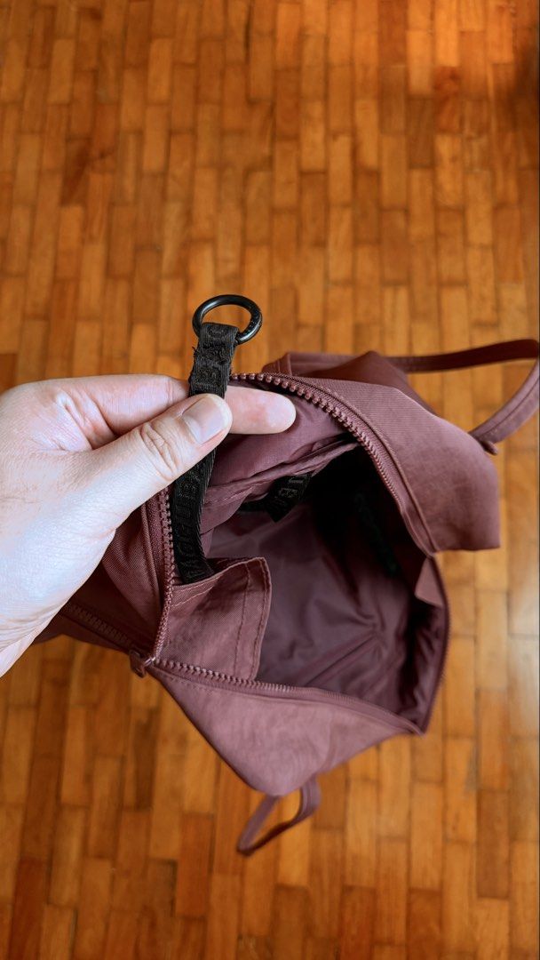 Baggu Bowler Medium bag in Mahogany (Category: Shoulder Bags) located in Quezon City. Submitted by denouement92 (Listing ID 1471073784, Image 3). Description: Selling my wife’s Baggu. Less than a year old, very well taken of. Acquired from Certified Calm (Orange) Mall. Can comfortably fit an iPad with all your other essentials. Kasya din ang 13” MacBook Air pero medyo tight. Great for day-to-day use. RFS: Switched to a different Baggu shape..