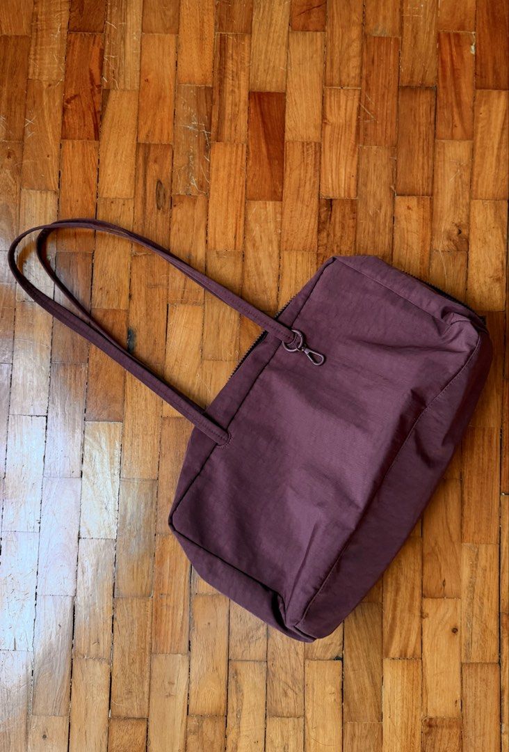 Baggu Bowler Medium bag in Mahogany (Category: Shoulder Bags) located in Quezon City. Submitted by denouement92 (Listing ID 1471073784, Image 1). Description: Selling my wife’s Baggu. Less than a year old, very well taken of. Acquired from Certified Calm (Orange) Mall. Can comfortably fit an iPad with all your other essentials. Kasya din ang 13” MacBook Air pero medyo tight. Great for day-to-day use. RFS: Switched to a different Baggu shape..