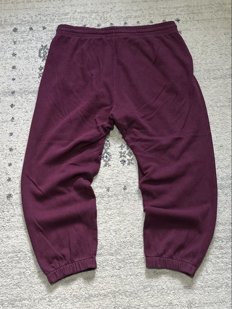 Baggy Gap Sweatpants Maroon XL (Category: Joggers) located in Daet. Submitted by thrifthings2018 (Listing ID 1470999190, Image 3). Description: - Brand: Gap - Color: Maroon - Size: XL - Fit: Relaxed, baggy fit - Details: Embroidered logo on upper left leg, drawstring waistband, ribbed ankle cuffs - Condition: Ready to wear.