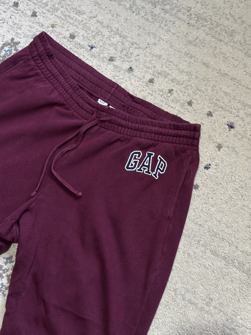 Baggy Gap Sweatpants Maroon XL (Category: Joggers) located in Daet. Submitted by thrifthings2018 (Listing ID 1470999190, Image 2). Description: - Brand: Gap - Color: Maroon - Size: XL - Fit: Relaxed, baggy fit - Details: Embroidered logo on upper left leg, drawstring waistband, ribbed ankle cuffs - Condition: Ready to wear.
