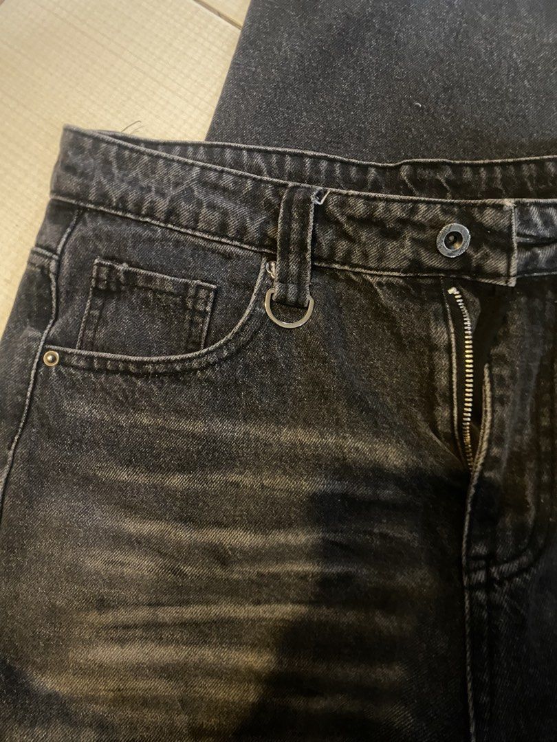 Baggy Jeans Faded (Category: Jeans) located in Tarlac. Submitted by linchua1 (Listing ID 1470952579, Image 3). Description: Bought this from taobao meron syang keychain strap.