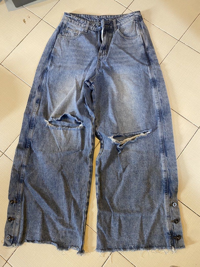 Baggy Ripped Jeans (Category: Jeans) located in Tarlac. Submitted by linchua1 (Listing ID 1470950771, Image 1). Description: I also bought this from taobao a random shop.