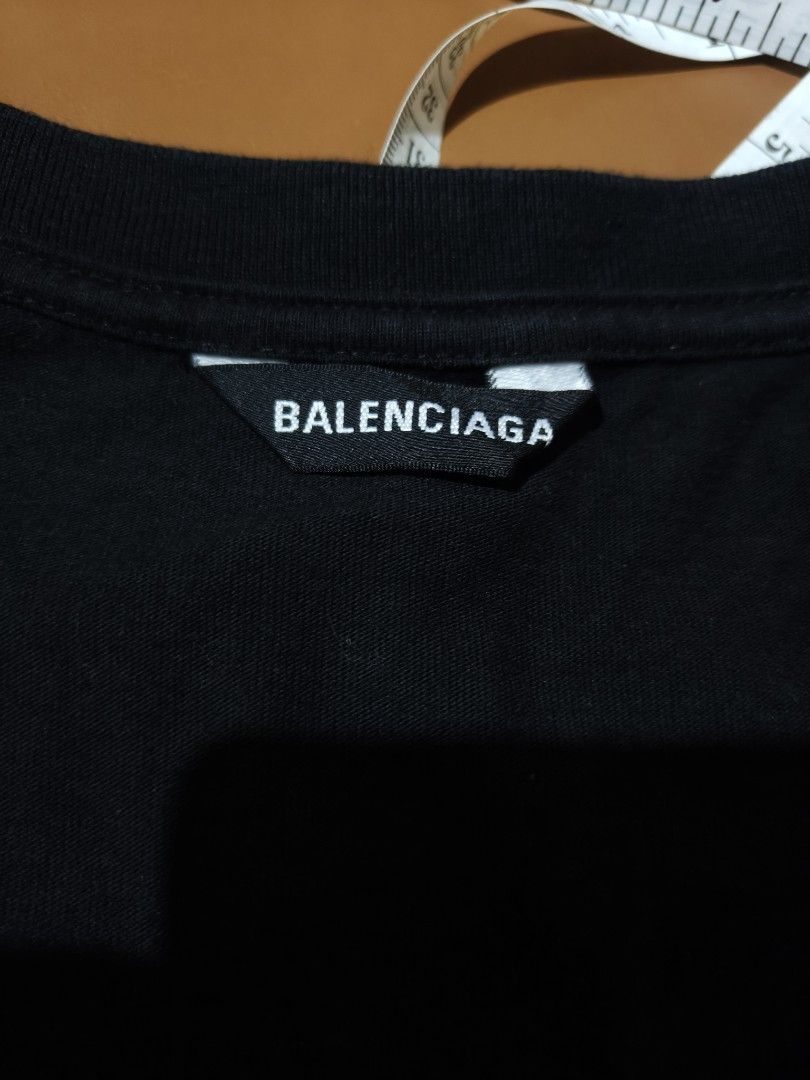 Balenciaga (Category: Luxury Apparel) located in Antipolo. Submitted by c.m.thriftshop1870 (Listing ID 1470944563, Image 3). Description: Balenciaga DÉFILÉ OVER SIZE T SHIRT 24*30 AS NEW CONDITIONS NO ISSUE/FLAWSS❎❎ 10/10 COLORATE ✅ ANTIPOLO Rizal.