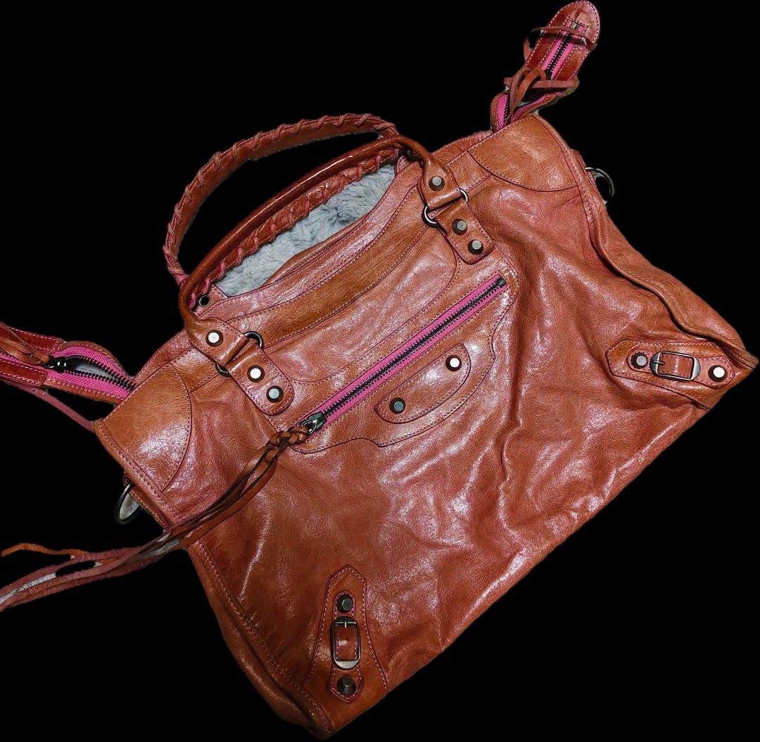 BALENCIAGA BAG (Category: Luxury Bags & Wallets) located in El Nido. Submitted by montimor17 (Listing ID 1471040105, Image 1). Description: .