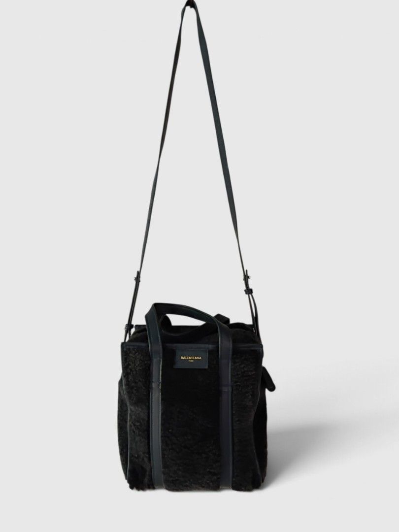 Balenciaga bazaar shopper shearling shoulder bag (Category: Luxury Bags & Wallets) located in Malasiqui. Submitted by v.hype (Listing ID 1470968888, Image 1). Description: Balenciaga bazaar shopper shearling shoulder bag issue: faded na Po ung sa may harapan na mga balahibo Ng design Ng bag check nyo. lang pO sa details pic price : 8000 pesos + ship.
