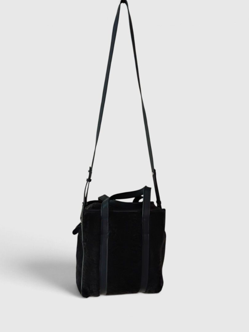 Balenciaga bazaar shopper shearling shoulder bag (Category: Luxury Bags & Wallets) located in Malasiqui. Submitted by v.hype (Listing ID 1470968888, Image 2). Description: Balenciaga bazaar shopper shearling shoulder bag issue: faded na Po ung sa may harapan na mga balahibo Ng design Ng bag check nyo. lang pO sa details pic price : 8000 pesos + ship.