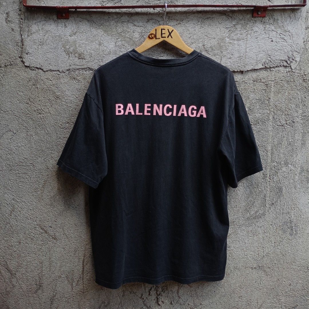 BALENCIAGA BLACK TEE (Category: Tshirts & Polo Shirts ) located in Koronadal. Submitted by thriflex.29 (Listing ID 1470946149, Image 1). Description: BALENCIAGA BLACK TEE Size On Tag: Large Measurements: Width 22.5 Length 29 Condition: 9/10 - Excellent Colorate: 9/10 No Issue Mine: 350.