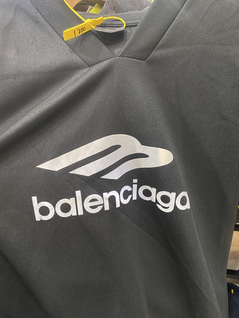 BALENCIAGA CREWNECK (Category: Coats, Jackets and Outerwear) located in Quezon City. Submitted by yoshitandie (Listing ID 1471001775, Image 2). Description: BALENCIAGA CREWNECK Orig Size Xxs fit to Xl No issue.