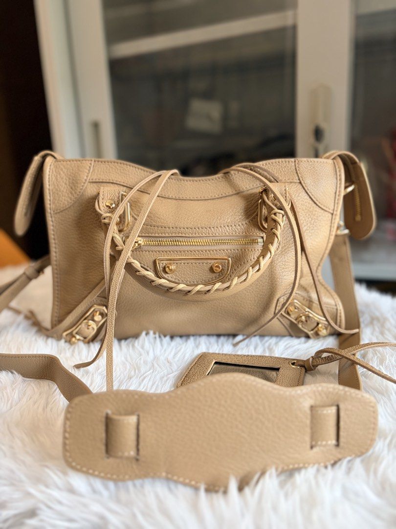 Balenciaga Metallic Edge medium (Category: Cross-body Bags) located in Dasmarinas. Submitted by jadasy_vintagefinds (Listing ID 1470979633, Image 1). Description: Balenciaga Metallic Edge in nude beige colorway, rare find. Available in great condition with mirror and dust bag only Coded ukay. No card/cert/receipt 📏 30 x 20 x 10cm ‼️PLEASE TAKE TIME TO READ‼️ 🛑✋🏻 DON’T MAKE AN OFFER IF UNSURE. 🛑✋🏻 IF IN DOUBT, DON’T BUY. WILL SAVE US BOTH SOM