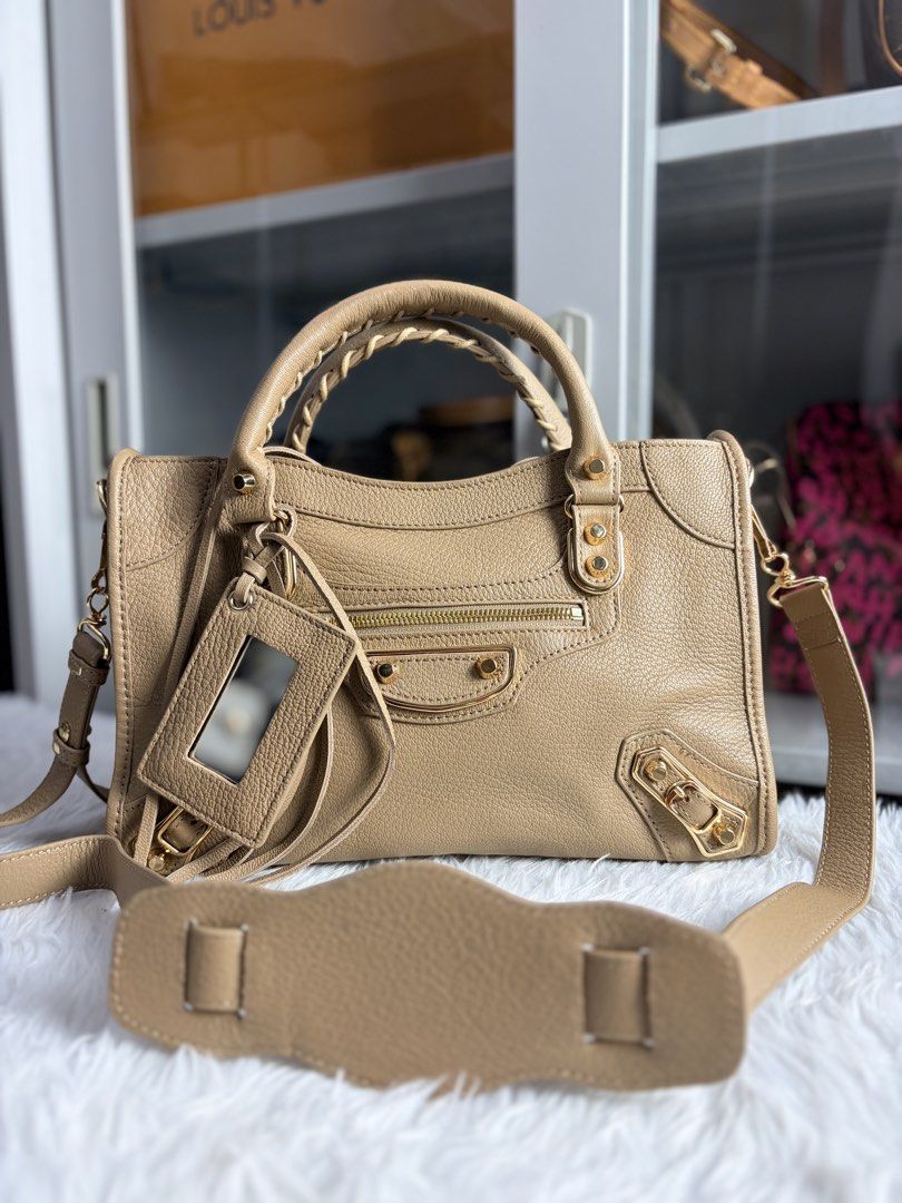 Balenciaga Metallic Edge medium (Category: Cross-body Bags) located in Dasmarinas. Submitted by jadasy_vintagefinds (Listing ID 1470979633, Image 2). Description: Balenciaga Metallic Edge in nude beige colorway, rare find. Available in great condition with mirror and dust bag only Coded ukay. No card/cert/receipt 📏 30 x 20 x 10cm ‼️PLEASE TAKE TIME TO READ‼️ 🛑✋🏻 DON’T MAKE AN OFFER IF UNSURE. 🛑✋🏻 IF IN DOUBT, DON’T BUY. WILL SAVE US BOTH SOM