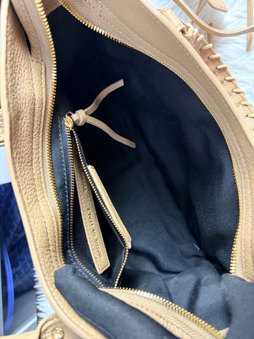 Balenciaga Metallic Edge medium (Category: Cross-body Bags) located in Dasmarinas. Submitted by jadasy_vintagefinds (Listing ID 1470979633, Image 3). Description: Balenciaga Metallic Edge in nude beige colorway, rare find. Available in great condition with mirror and dust bag only Coded ukay. No card/cert/receipt 📏 30 x 20 x 10cm ‼️PLEASE TAKE TIME TO READ‼️ 🛑✋🏻 DON’T MAKE AN OFFER IF UNSURE. 🛑✋🏻 IF IN DOUBT, DON’T BUY. WILL SAVE US BOTH SOM