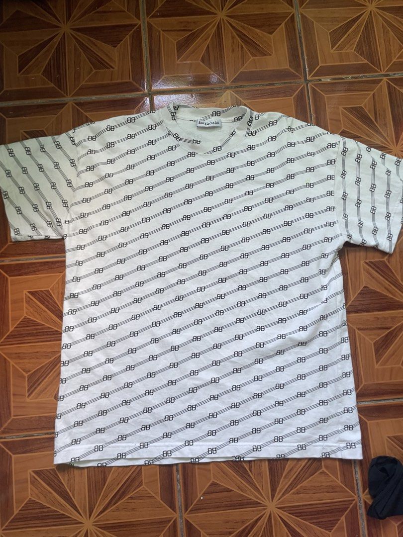 Balenciaga monogram Bb logo (Category: Luxury Apparel) located in Alegria. Submitted by deniseeee.21 (Listing ID 1471039723, Image 1). Description: Authentic size medium No flaws.