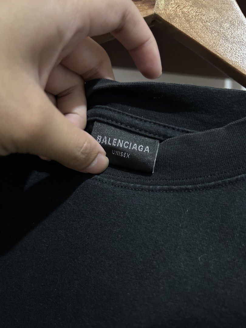 BALENCIAGA RINESTONE (Category: Formal Shirts) located in Rodriguez. Submitted by thriftwitharn (Listing ID 1471090643, Image 3). Description: BALENCIAGA RINESTONE 22x28 BACON NECK SIGN OF USE.