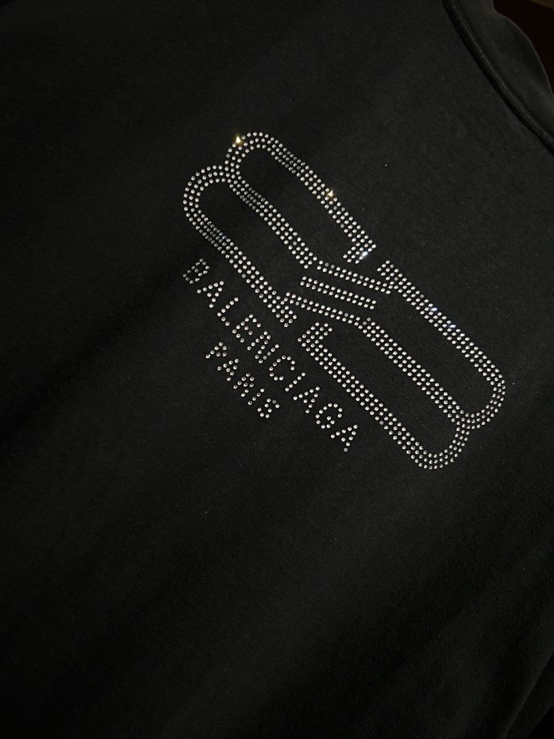 BALENCIAGA RINESTONE (Category: Formal Shirts) located in Rodriguez. Submitted by thriftwitharn (Listing ID 1471090643, Image 2). Description: BALENCIAGA RINESTONE 22x28 BACON NECK SIGN OF USE.