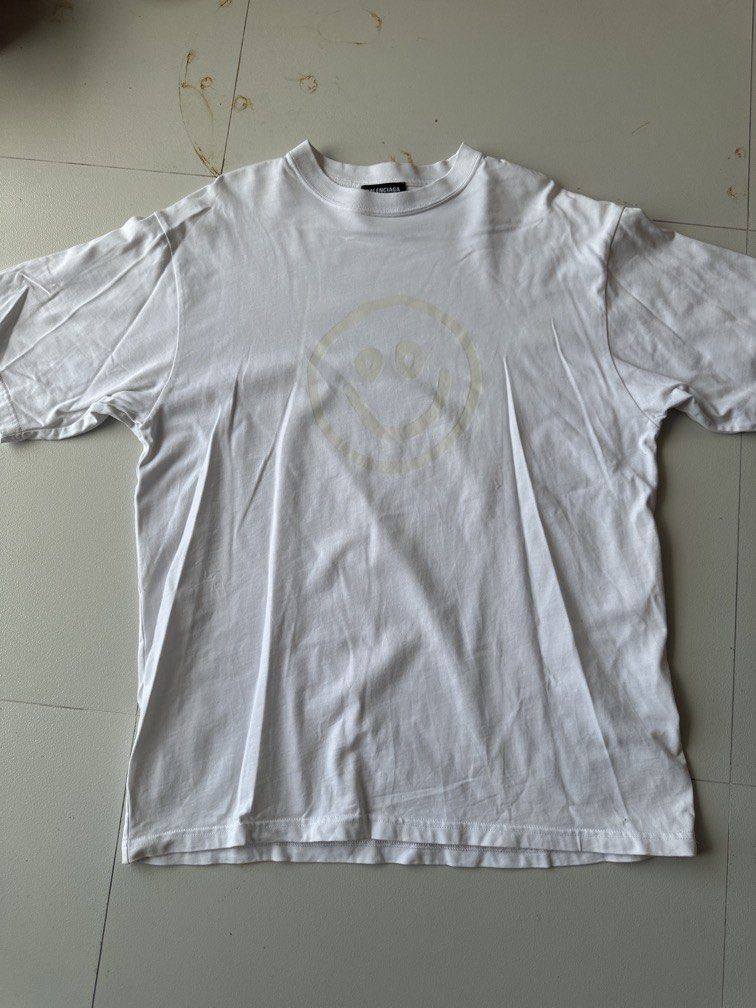 BALENCIAGA SMILEY GLOW IN THE DARK (Category: Tshirts & Polo Shirts ) located in Angeles City. Submitted by royal_vintage_thriftshop (Listing ID 1471016231, Image 1). Description: Authentic Balenciaga Smiley oversized Size. Xs 1 issue picture 6 check Chest 23, Total Length 28 .