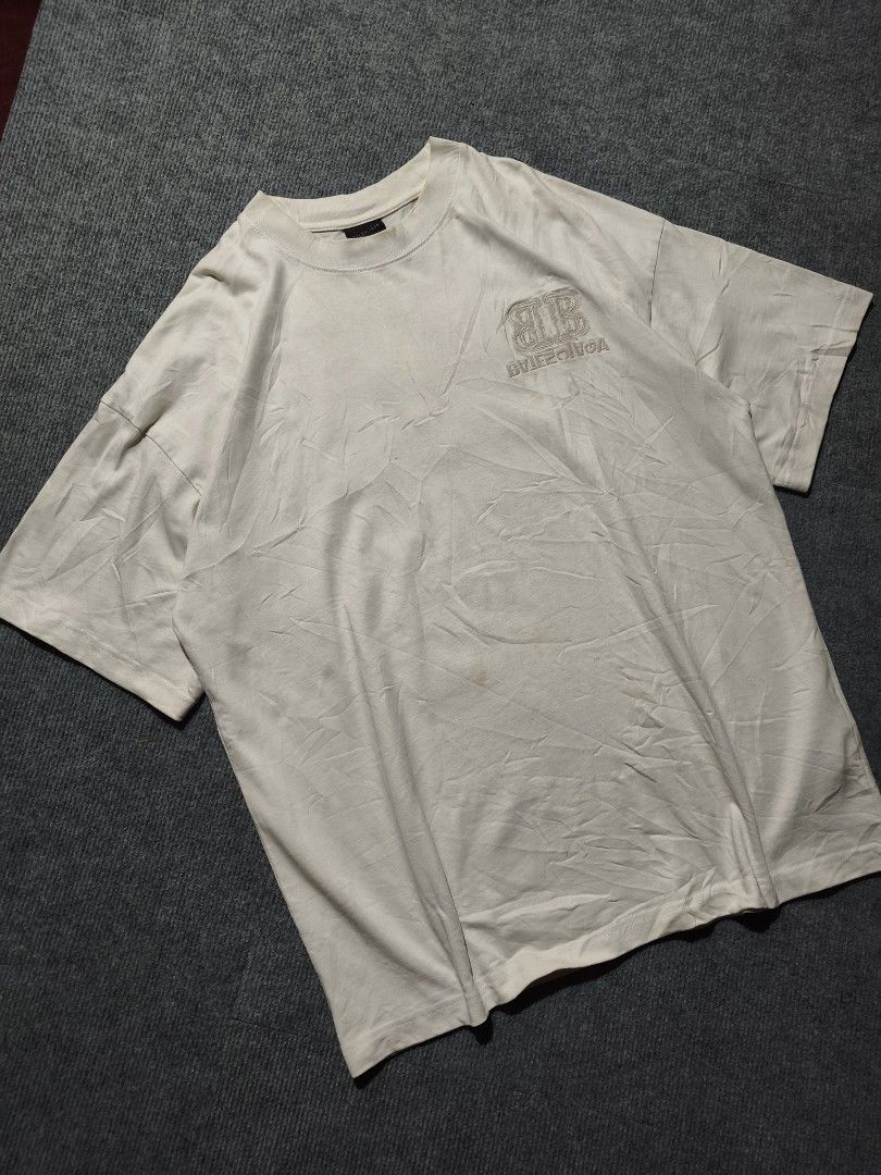 Balenciaga t-shirt🔥 (Category: Tshirts & Polo Shirts ) located in Ferrol. Submitted by denverthethrifter (Listing ID 1471056919, Image 1). Description: Balenciaga crewkneck t-shirt🔥 Excellent condition📌 Wash only📌 Size L-XL📌.