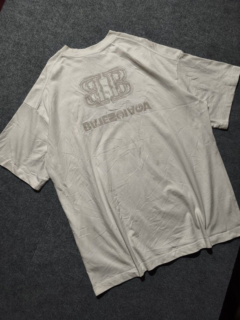 Balenciaga t-shirt🔥 (Category: Tshirts & Polo Shirts ) located in Ferrol. Submitted by denverthethrifter (Listing ID 1471056919, Image 2). Description: Balenciaga crewkneck t-shirt🔥 Excellent condition📌 Wash only📌 Size L-XL📌.