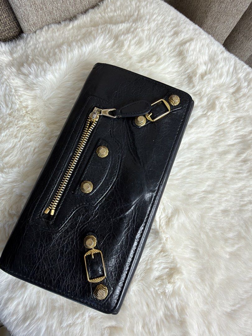 BALENCIAGA WALLET (Category: Luxury Bags & Wallets) located in Makati City. Submitted by moiobsession (Listing ID 1470955405, Image 3). Description: red - 8,000 rosegold hardware Black - 10,000 Beiege- 4000 all authentic.
