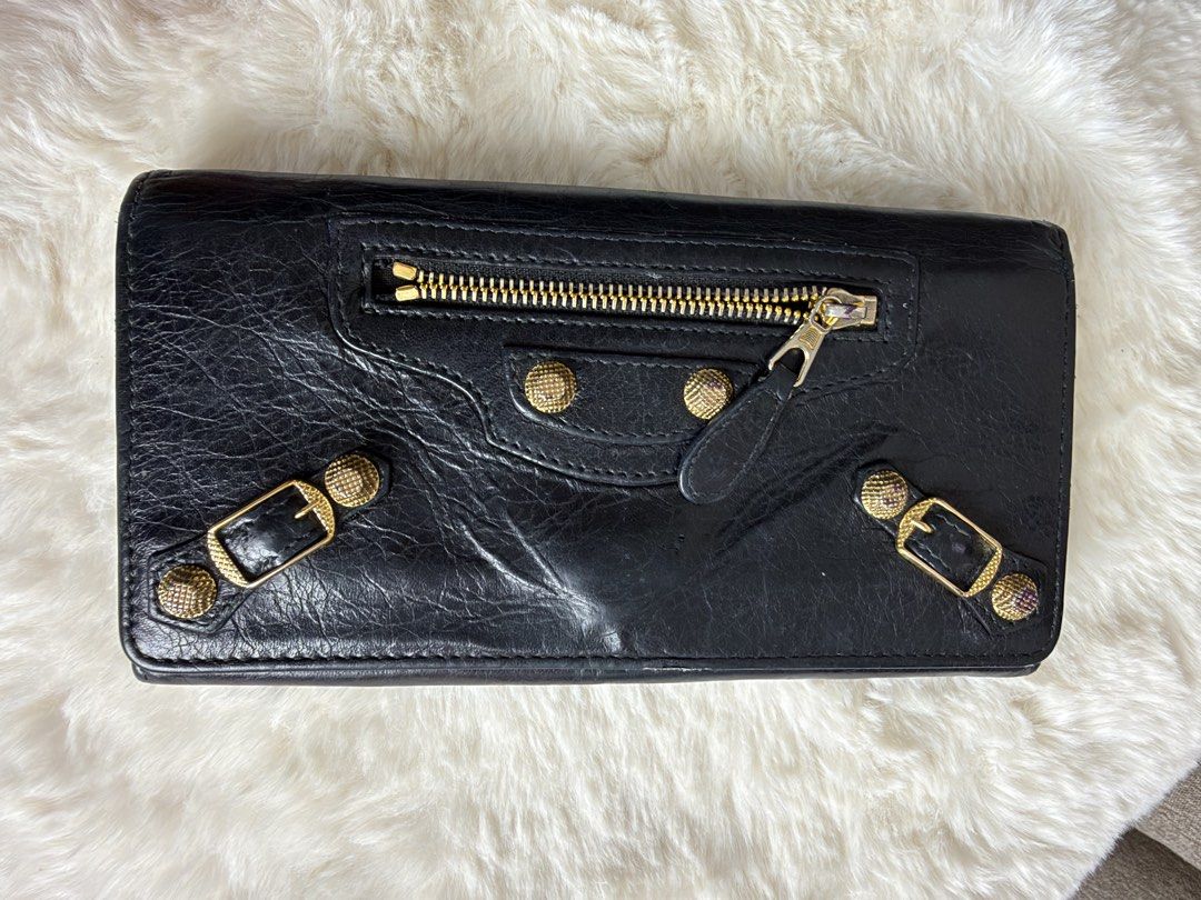 BALENCIAGA WALLET (Category: Luxury Bags & Wallets) located in Makati City. Submitted by moiobsession (Listing ID 1470955405, Image 2). Description: red - 8,000 rosegold hardware Black - 10,000 Beiege- 4000 all authentic.