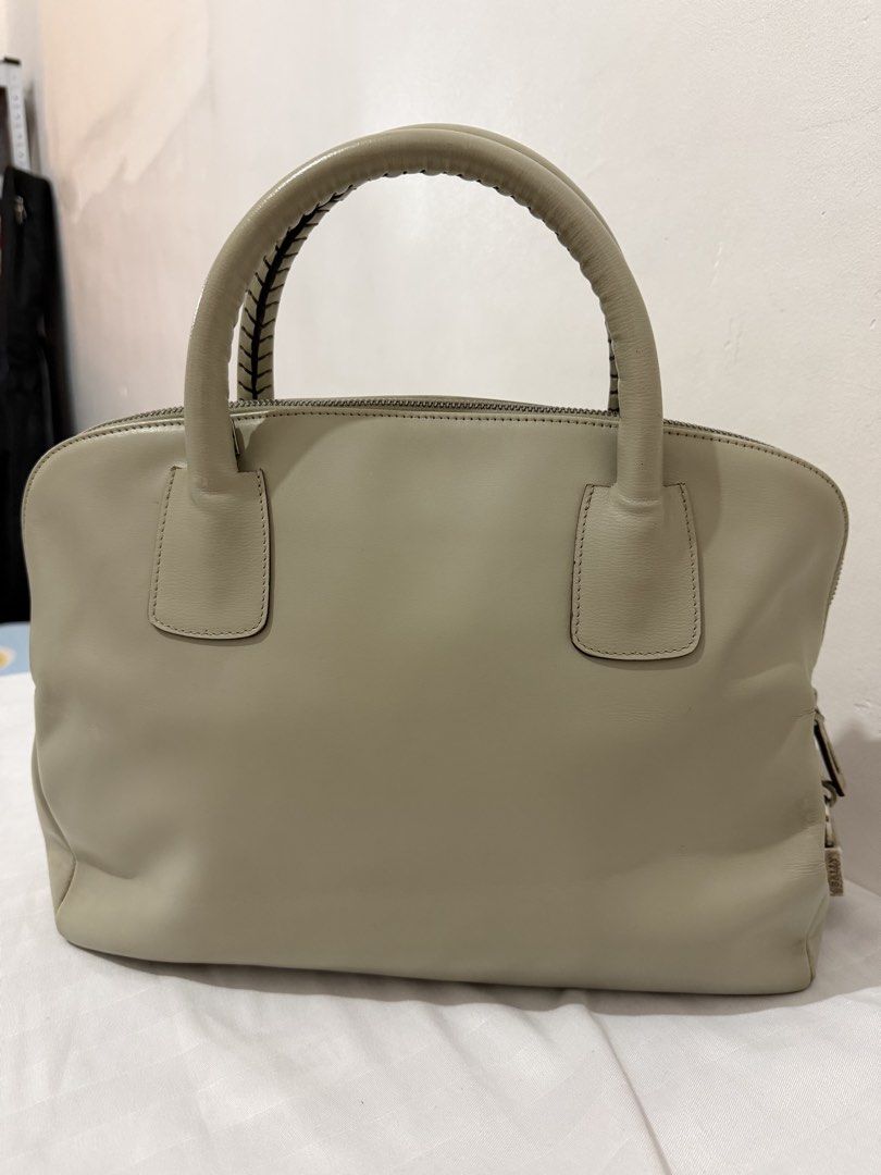 Bally Lulli Handbag (Authentic & Vintage) (Category: Luxury Bags & Wallets) located in Manila. Submitted by meldydsant58389 (Listing ID 1471079509, Image 2). Description: Bally Lulli Handbag (Vintage) Authentic Bally Condition: Good condition (with lock but no key) Selling Price: ₱ 3,500.00 but still negotiable .