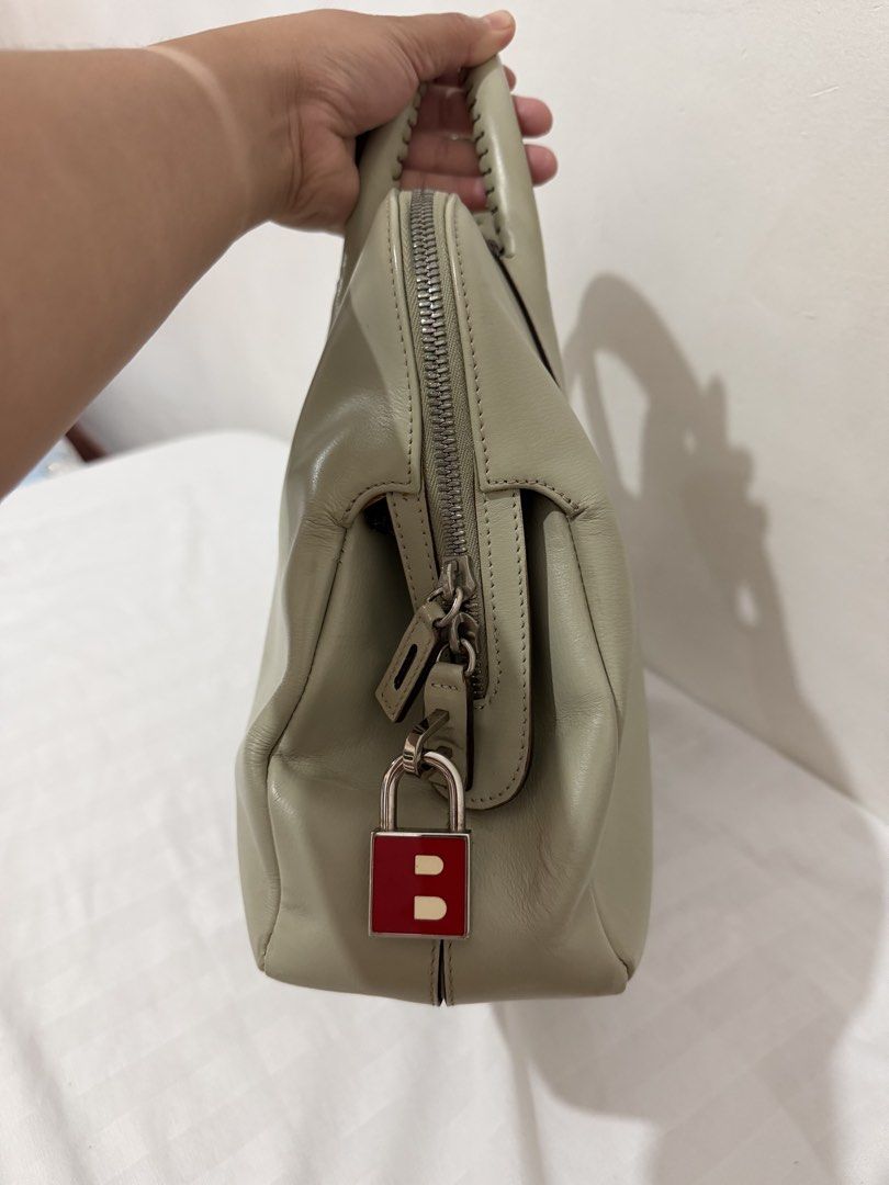 Bally Lulli Handbag (Authentic & Vintage) (Category: Luxury Bags & Wallets) located in Manila. Submitted by meldydsant58389 (Listing ID 1471079509, Image 3). Description: Bally Lulli Handbag (Vintage) Authentic Bally Condition: Good condition (with lock but no key) Selling Price: ₱ 3,500.00 but still negotiable .