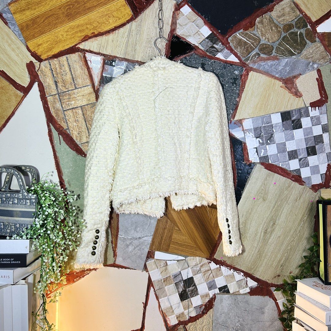 Balmain tweed jacket (Category: Luxury Apparel) located in Baguio. Submitted by kckc_luxury (Listing ID 1471095831, Image 3). Description: 🌸 TINY PINK SPOTS ARE LENS DAMAGE, NOT CLOTH STAINS ————————— ❗️KINDLY READ BEFORE MAKING AN OFFER❗️ LISTING DETAILS size:S width x length (inches):19x22 condition: GOOD CONDITION --- MOP: Gcash / BPI MOD: J&T / JRS LOCATION: Baguio City --- NOTE: • Manage your expectations • Photos did not go under any edit 