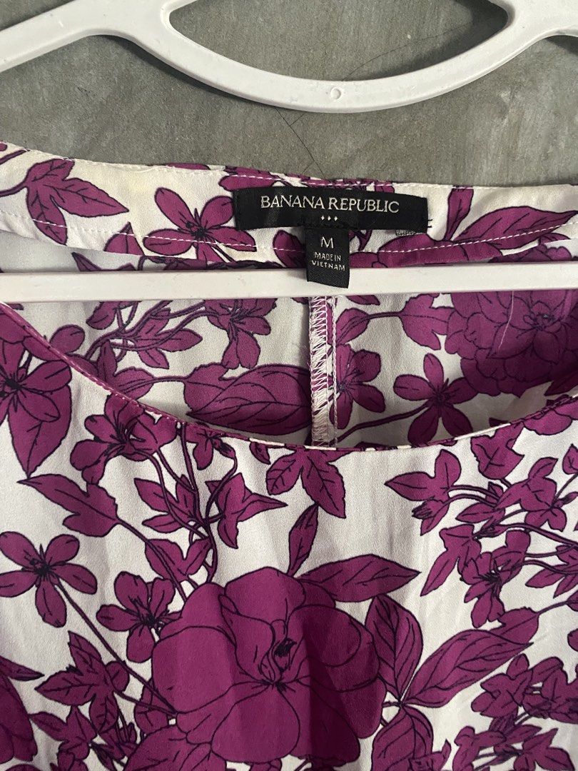 BANANA REP Floral top (Category: Blouses) located in Gamu. Submitted by preloved.29 (Listing ID 1470940691, Image 3). Description: ❤️ PRE OWNED❤️ BANANA REPUBLIC medium no issue. WYSIWYG washed and ready to wear .
