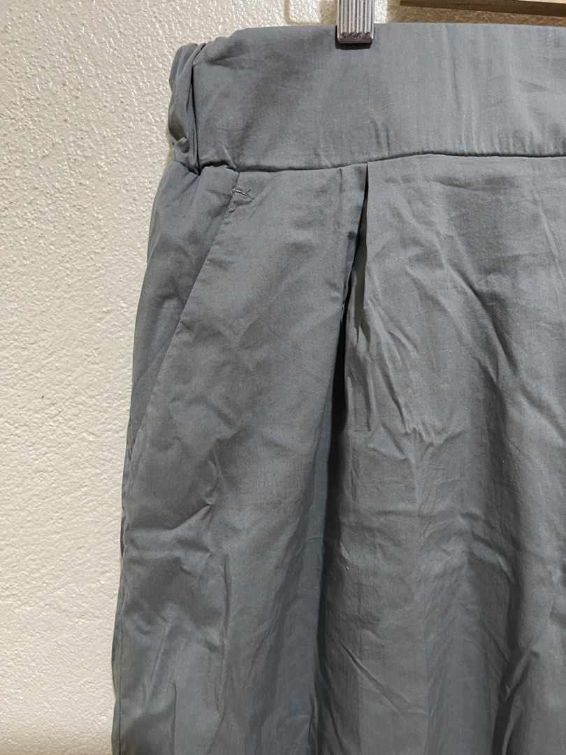 Banana republic skirt (Category: Skirts) located in San Fernando. Submitted by kristineg21543 (Listing ID 1470998832, Image 2). Description: Decluttering.large on tag can fit up to xl.