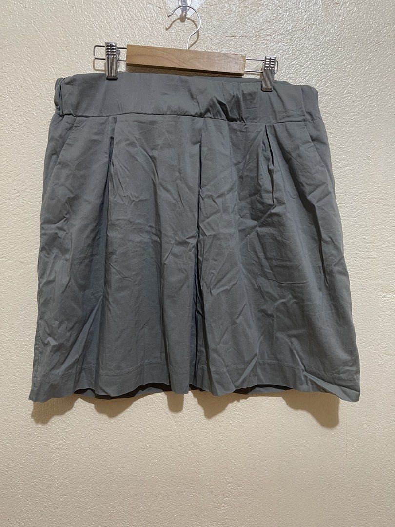 Banana republic skirt (Category: Skirts) located in San Fernando. Submitted by kristineg21543 (Listing ID 1470998832, Image 1). Description: Decluttering.large on tag can fit up to xl.