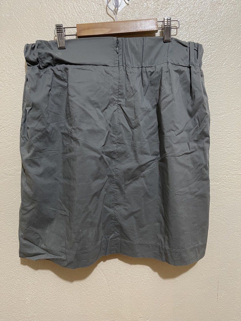 Banana republic skirt (Category: Skirts) located in San Fernando. Submitted by kristineg21543 (Listing ID 1470998832, Image 3). Description: Decluttering.large on tag can fit up to xl.