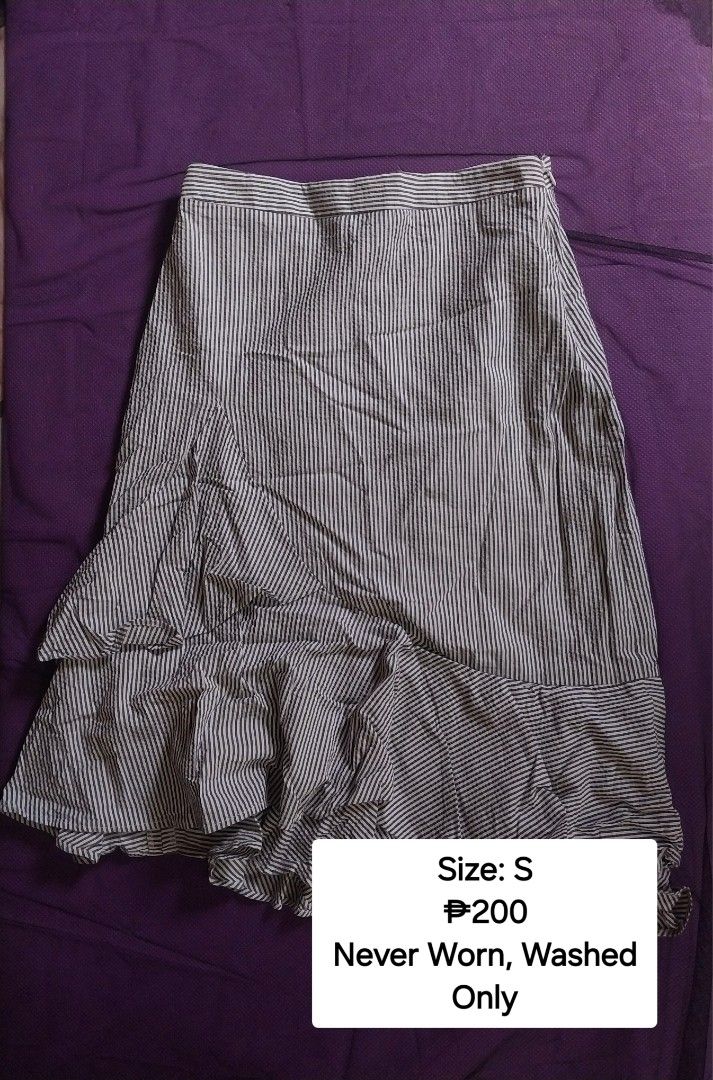 Banana Republic Skirt (Category: Skirts) located in Binangonan. Submitted by verystrawberryyyyy (Listing ID 1471009222, Image 1). Description: REMINDERS: • Colors may vary slightly due to lighting. • Please check photo for the item's condition, price, and size. • DM me for more details or inquiries! Thank you! ✨️.