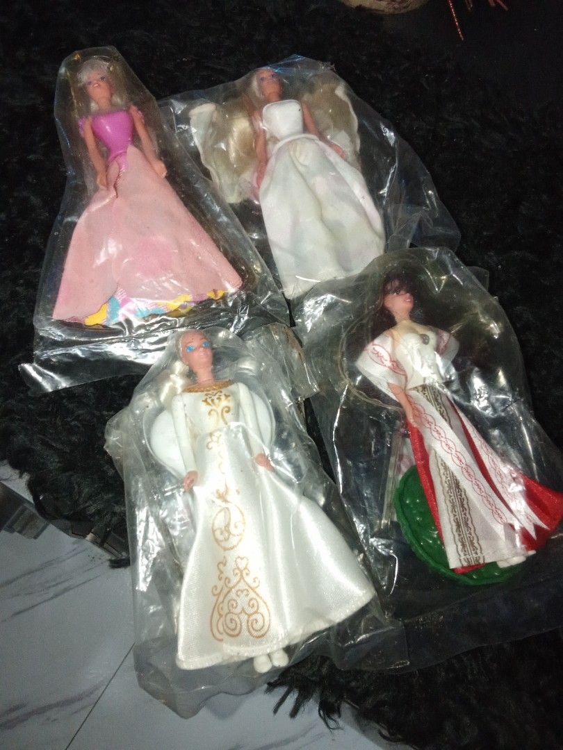 Barbie Vintage Mini Figures Original (Category: Figurines & Statues) located in Manila. Submitted by christoph17 (Listing ID 1470939086, Image 1). Description: 1k for take all never been open original vintage.