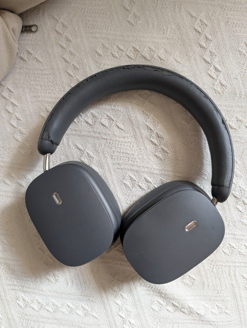 Basues Bowie H1 ANC headphones (Category: Headphones & Headsets) located in Pasig City. Submitted by brook101 (Listing ID 1470970883, Image 1). Description: FOR SALE: Baseus Bowie H1 color gray Used for a bit lang then tinago na. Nagbabaknak na yung leather part as per photo pero working 100%. Pwedeng bilhan ng replacement foam or cover. No battery issue or anything. No other issue aside from the leather part. Can be connected to baseus app MOP: 