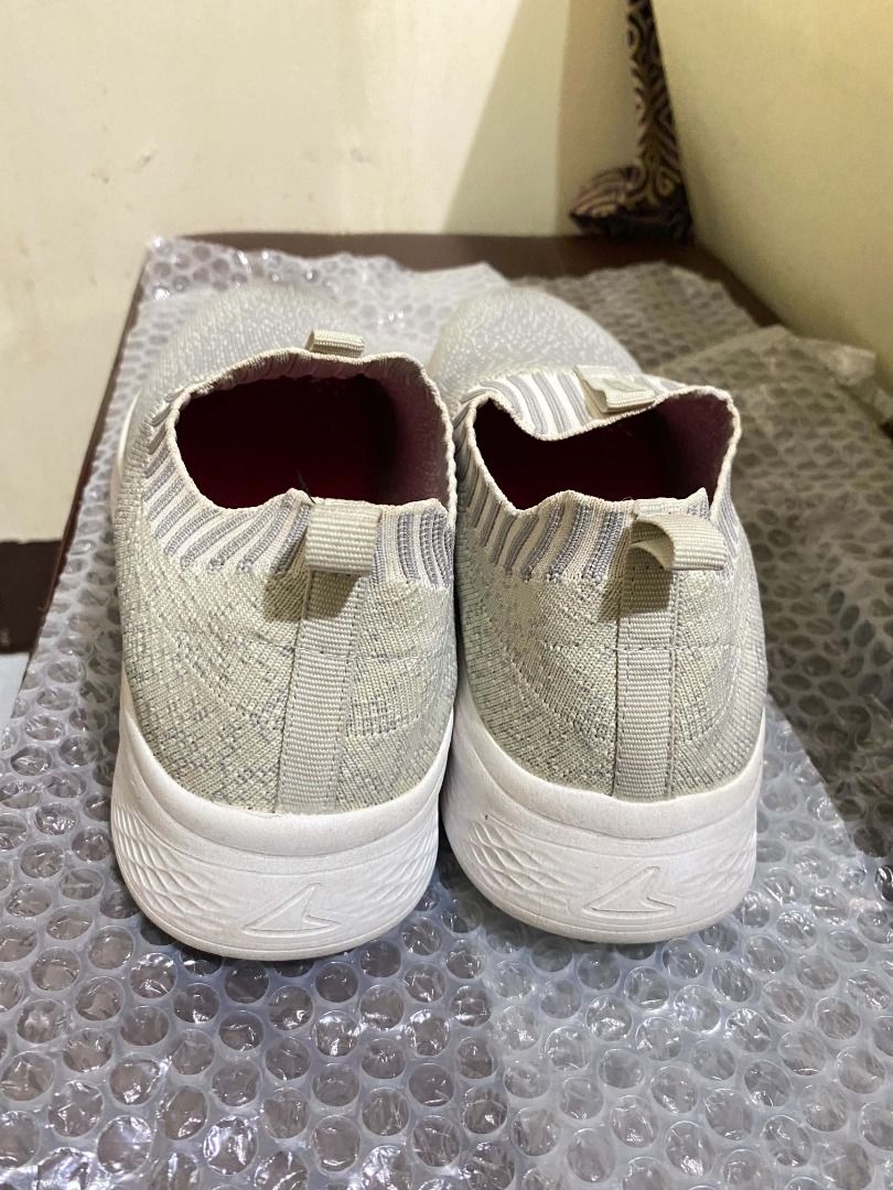 Bata Rubber Shoes (Women's) (Category: Sneakers) located in Quezon City. Submitted by nina.preloved2 (Listing ID 1470973424, Image 2). Description: 🌟 Bata Rubber Shoes for Women 🌟 Size: US 9 🌟 Color: light grey 🌟 Made with memory foam technology RFS: decluttering For more info, please feel free to message the seller! We'll be happy to answer your questions :) .