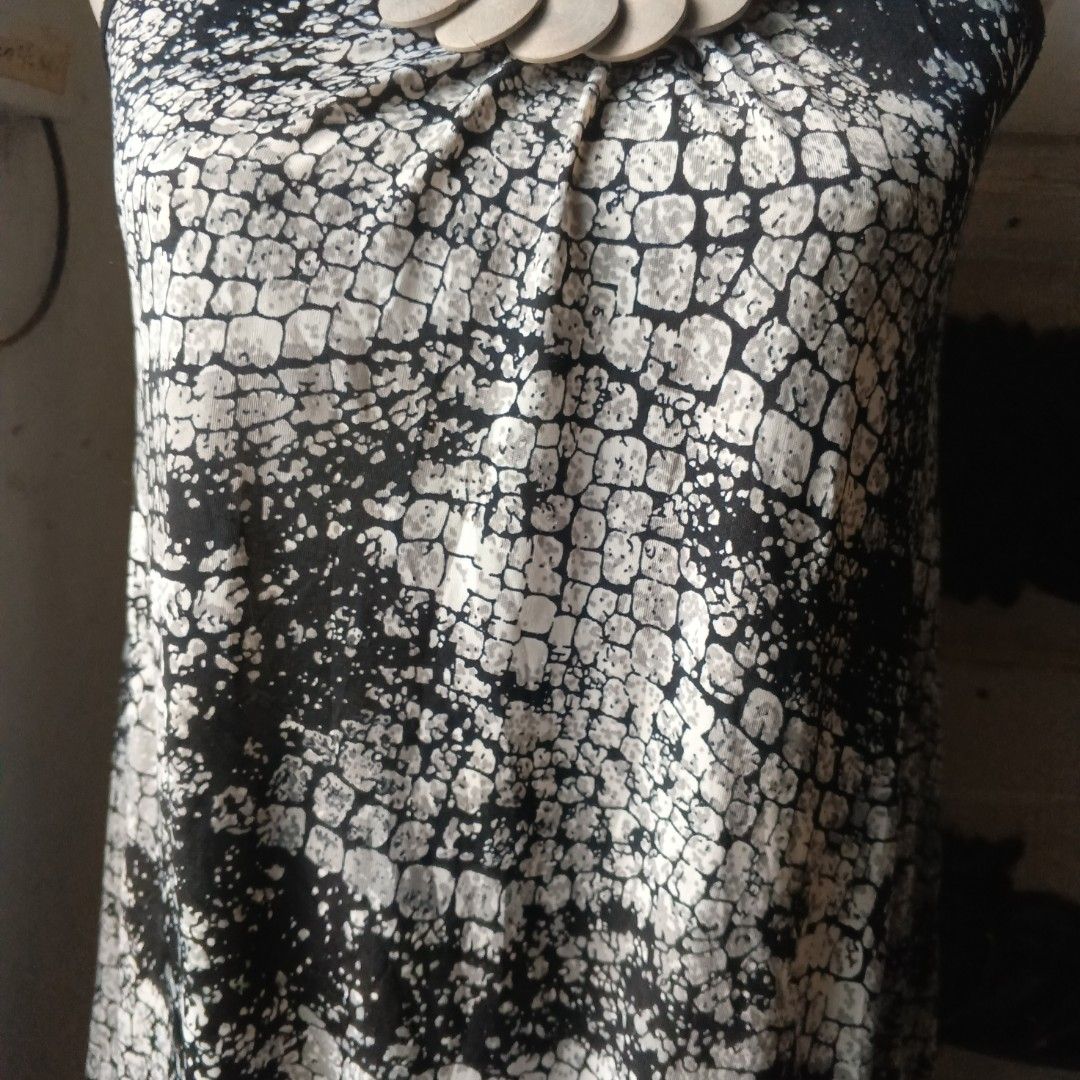 beaded snakeskin boho top 🍰 (Category: Sleeveless) located in San Pedro. Submitted by shop.mama (Listing ID 1471026245, Image 3). Description: beaded snakeskin boho top 🍰 brand: no tags found size: best fits medium soft stretchy fabric; with ruched detailing at the bottom no flaws! mine: 180 (yours).