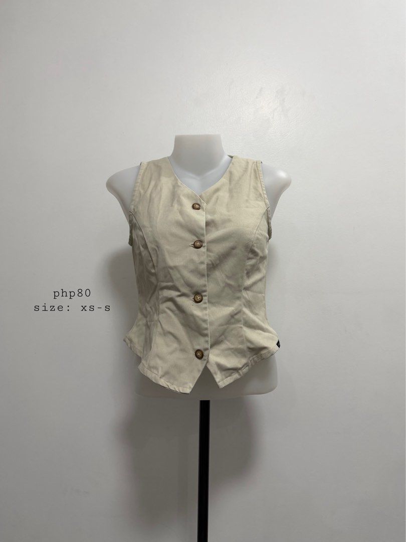 Beige Button Top (Category: Sleeveless) located in Antipolo. Submitted by nlknn_ (Listing ID 1471099329, Image 1). Description: .